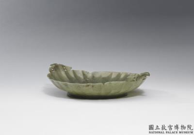 图片[2]-Jade plate with floral rim and two handles, India-China Archive